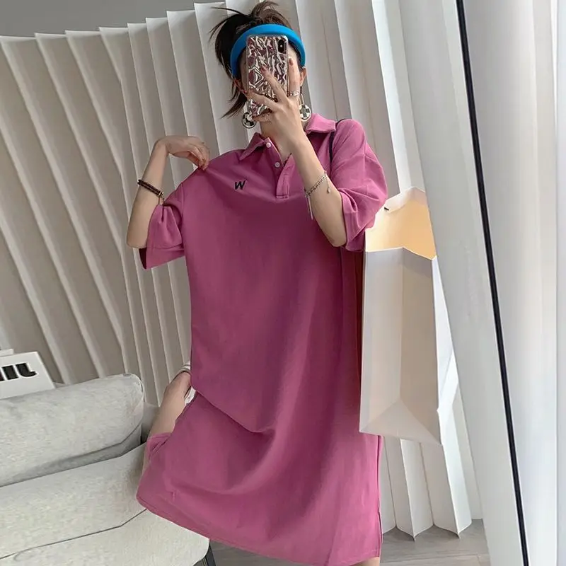 Женское платье-футболка средней длины с коротким рукавом и воротником поло 300 кг