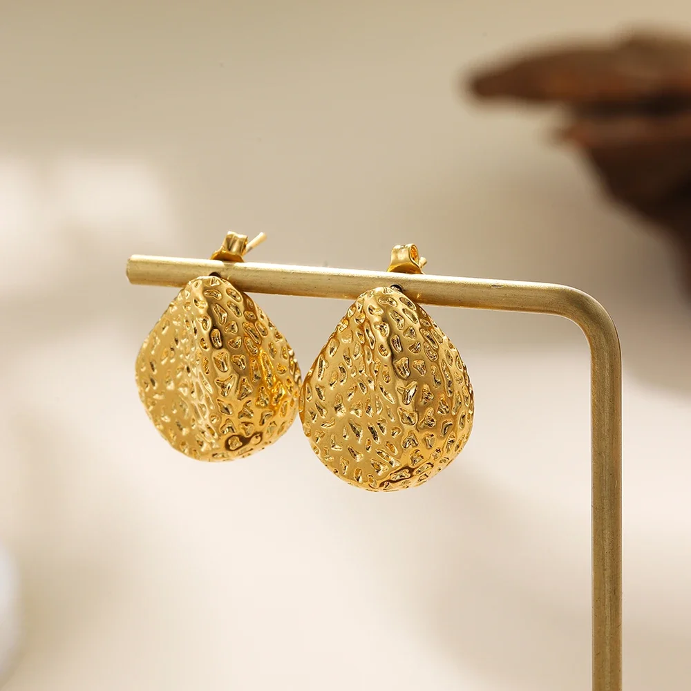 Винтажные нерегулярные кованые круглые серьги-гвоздики золотого цвета для