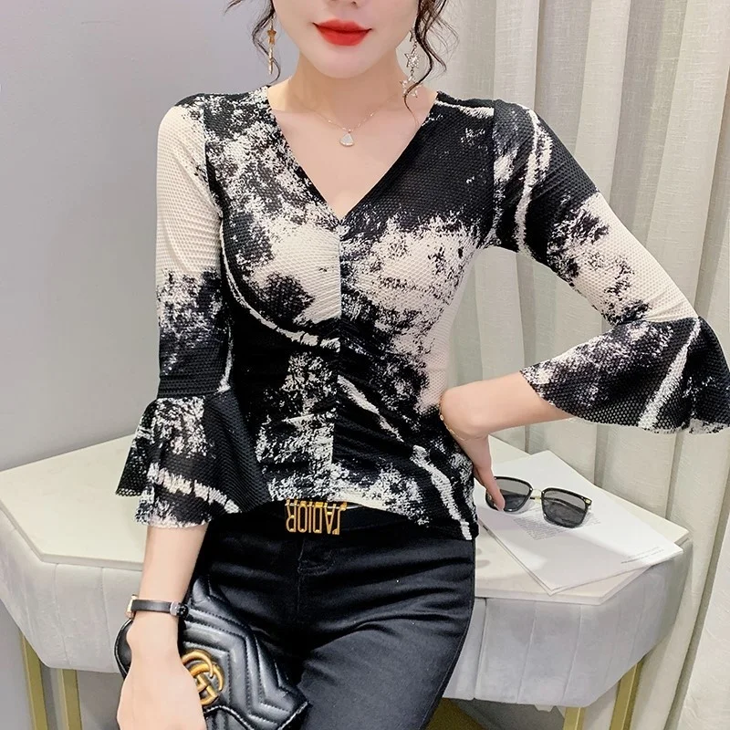 Женская футболка с V-образным вырезом и рукавом-бабочкой