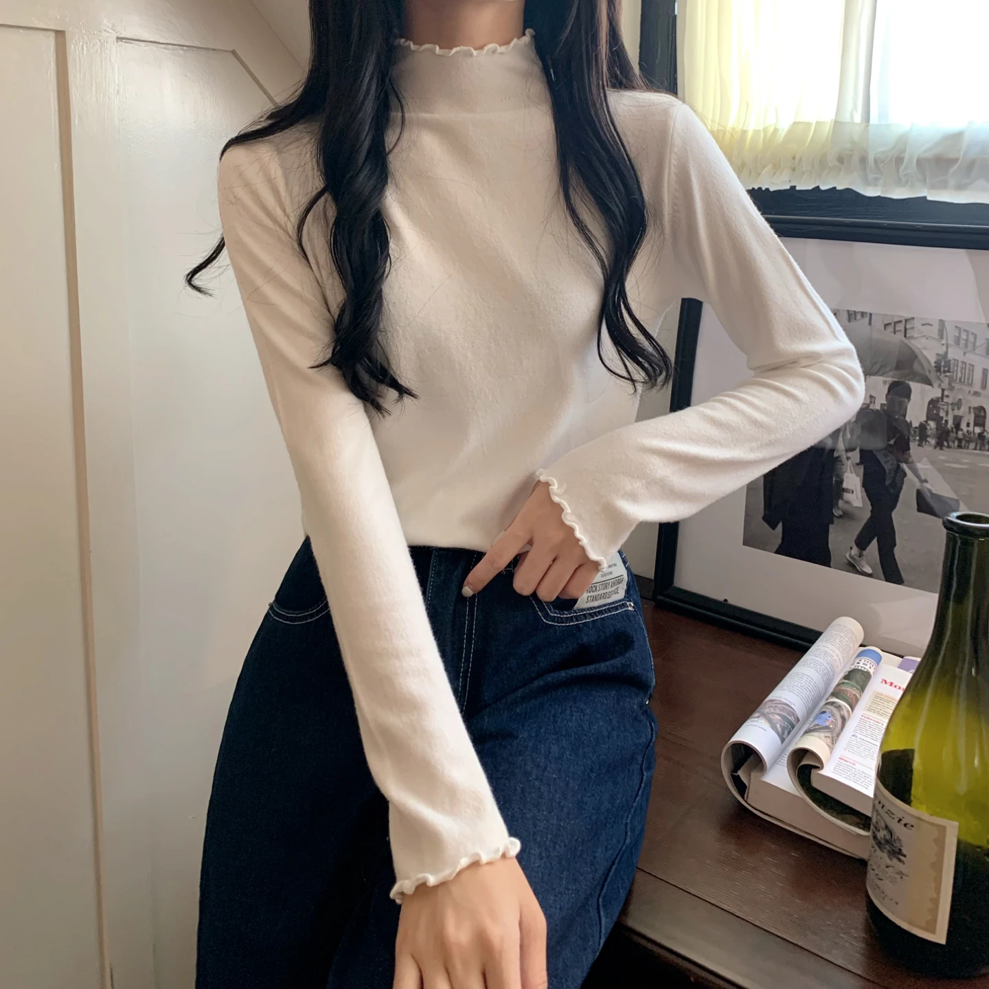 Вязаная нижняя рубашка с высоким воротником и деревянными ушками ранняя весна 2025