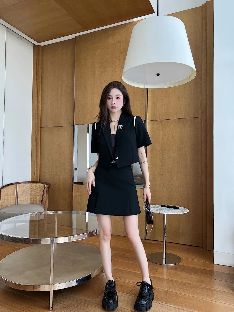 143098 Fashion Classic Trendy Luxury Designer cloth Summer New Shoulder Contrast Letter Diamond Brooch Suit Set Skirt Women