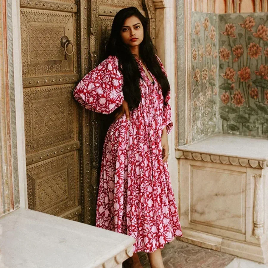 Женское платье миди с V-образным вырезом и рукавом до локтя