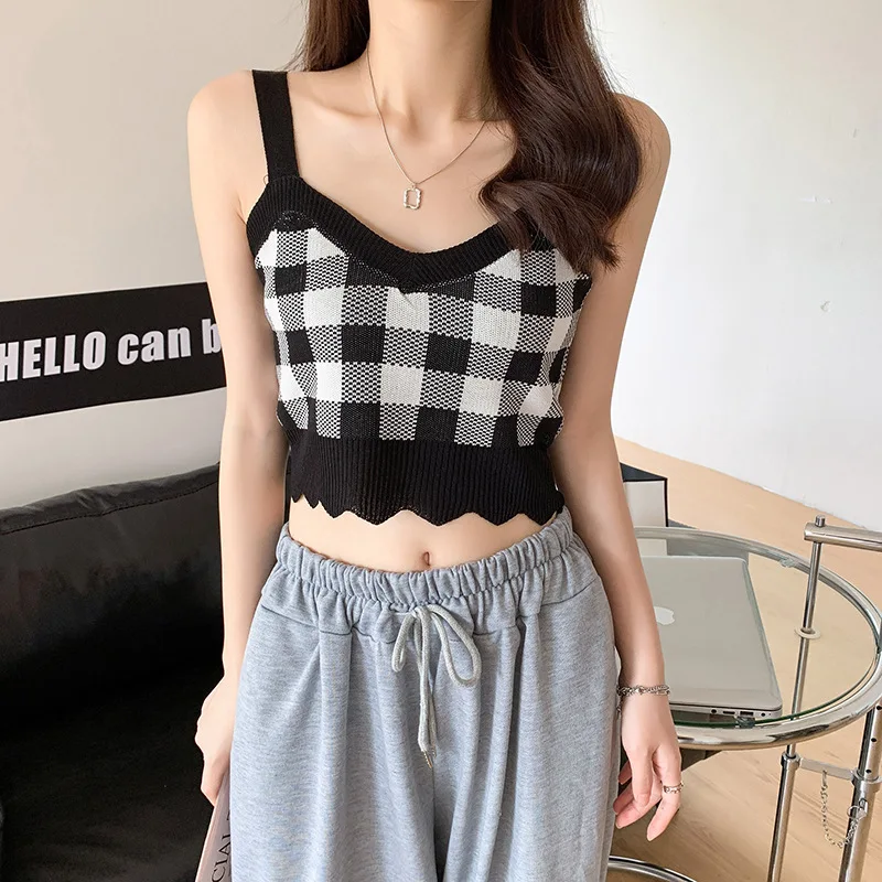 Женский короткий топ в клетку с V-образным вырезом |