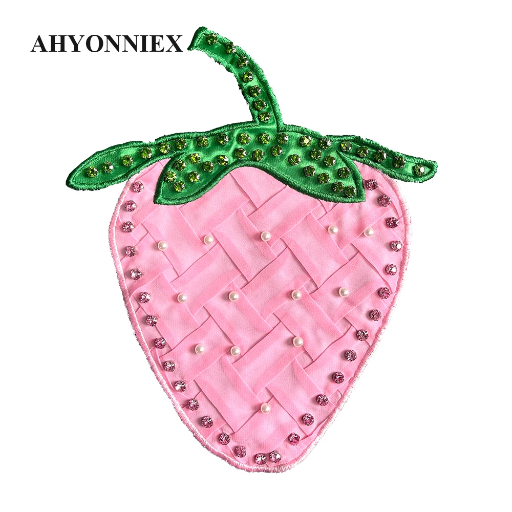 Украшение для одежды украшенное бусинами в виде клубники 21 см X 26