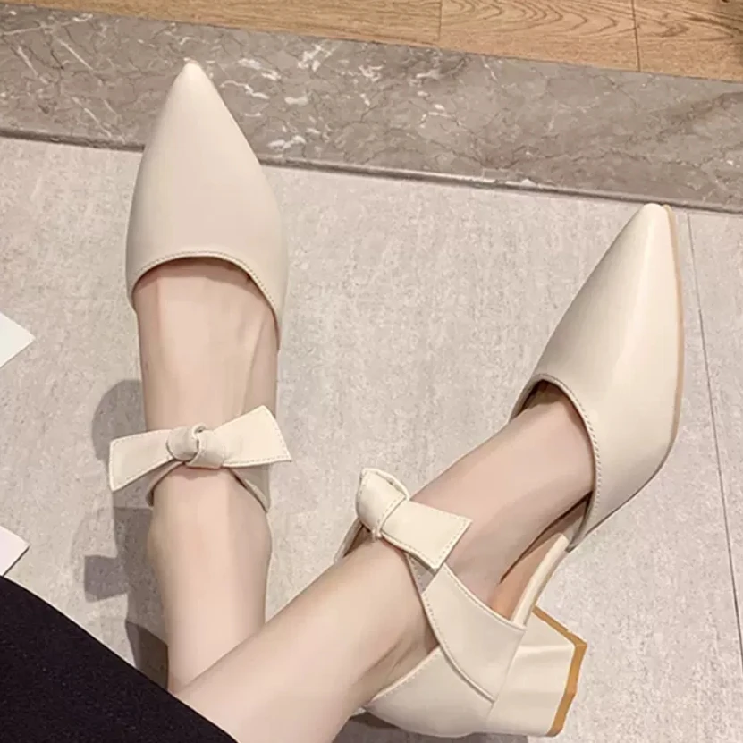 Новинка 2024 универсальные босоножки с острым носком на низком каблуке уличная