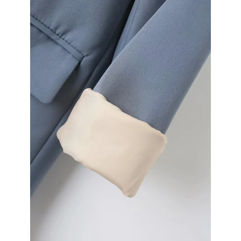 Рисунок 6 - Женский двубортный блейзер с карманами