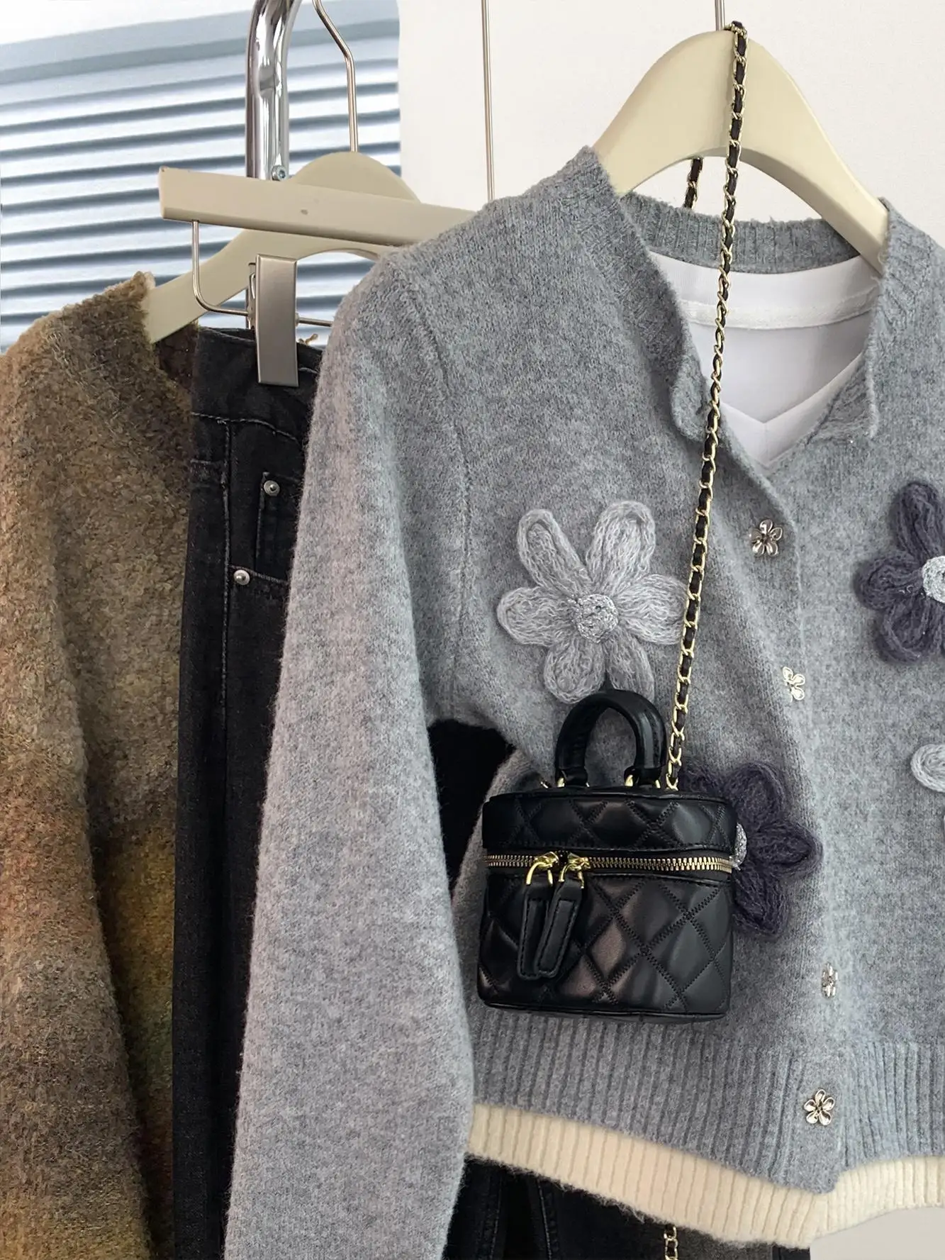 Женский вязаный кардиган из двух предметов с серой цветочной вышивкой осень и