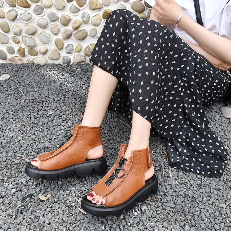 

Сандалии женские из мягкой кожи, уличные босоножки в римском стиле, на танкетке, с открытым носком и молнией, модная повседневная обувь на пл...