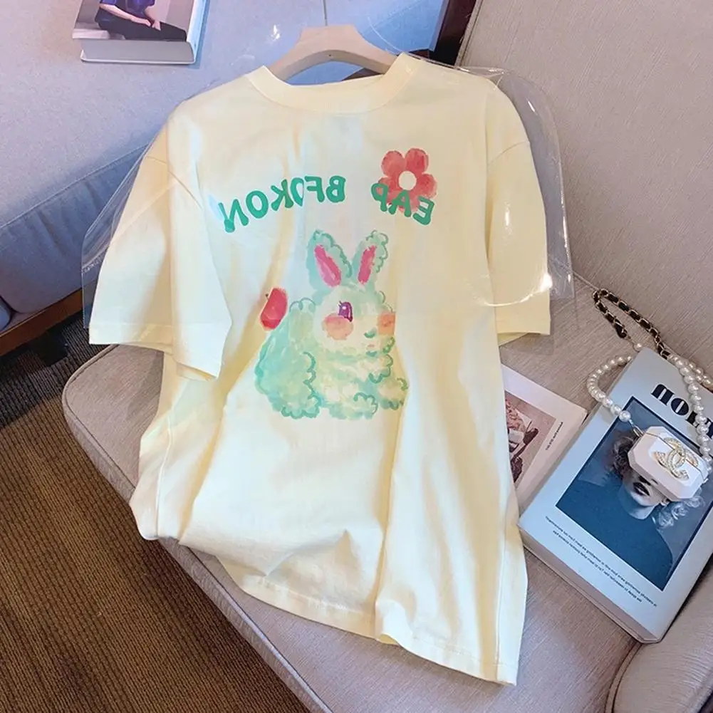 

Женская футболка с круглым вырезом, коротким рукавом и принтом кролика