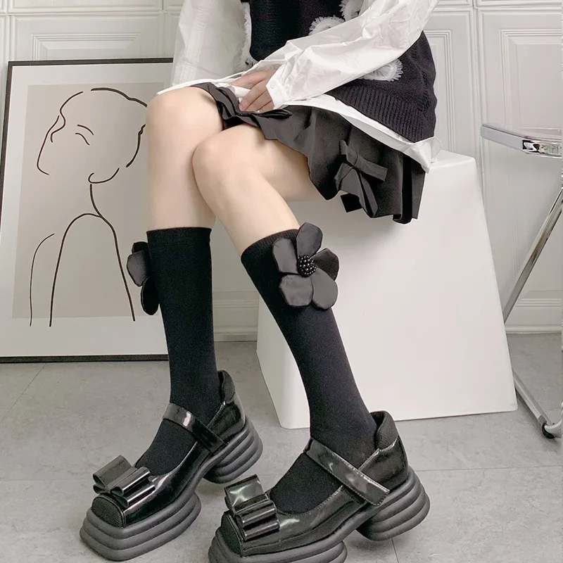 

South Korea Dongmen fashion socks hand sewn oversized pearl flowers black and white solid color Internet celebrities show thin r