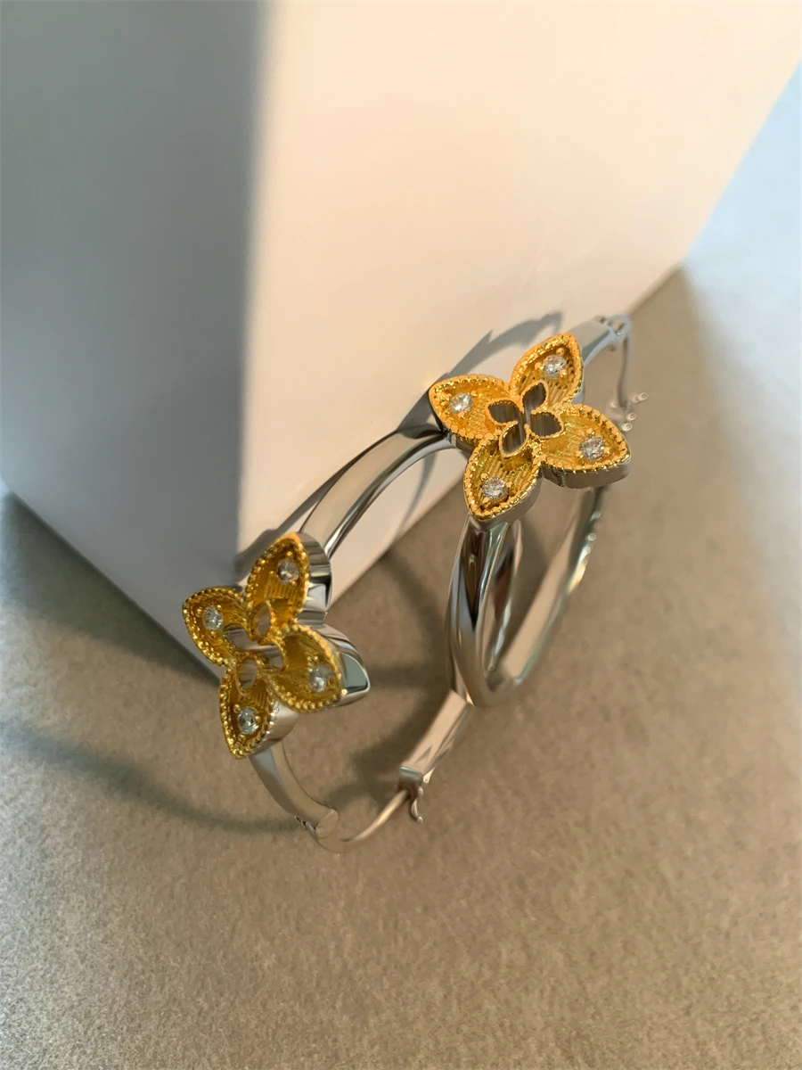 Металлическое большое кольцо для ушей с золотым клевером. Женский дизайн.