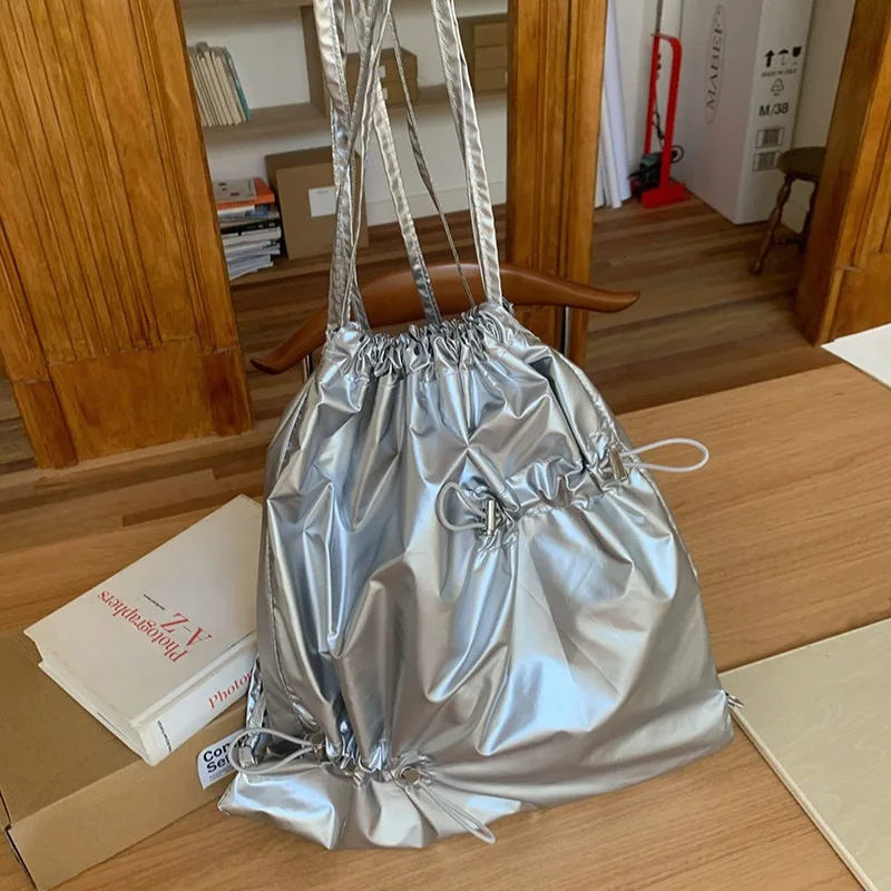 Корейский нишевый дизайн плиссированный серебристый рюкзак на шнурке для женщин