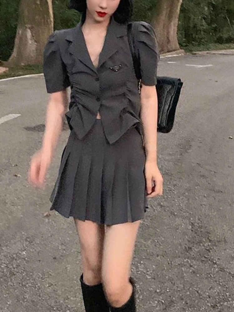 

Женский костюм из двух предметов, элегантный повседневный костюм из двух предметов, короткий топ с V-образным вырезом во французском стиле и облегающие мини-юбки, корейская мода, лето 2023