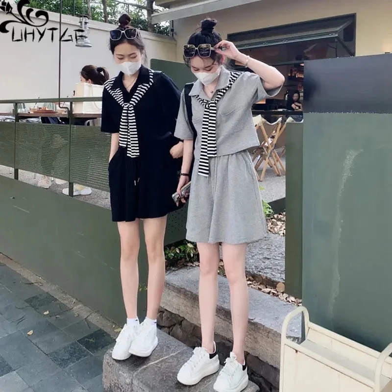 

Комплект из двух предметов UHYTGF для женщин, летняя новая Корейская футболка с лацканами, короткий топ, широкие шорты с эластичным поясом, свободные женские шорты