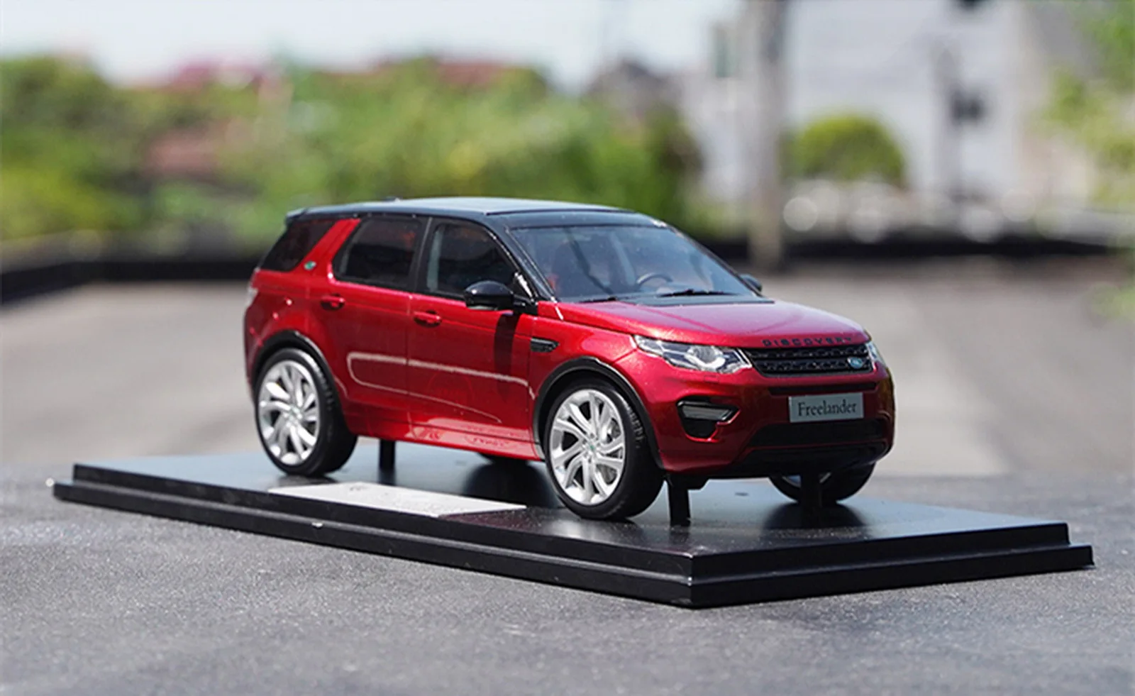 

1/18 La_nd Rov_er Discovery Sport 2019 красные фотодвери не открываются
