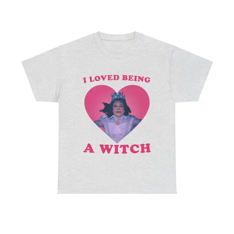 Футболка унисекс с принтом «I Loved Being A Witch» Патти Лупоне в образе Лилии Кальдеру Агаты, с розовым сердцем, трендовая модель (art.: 3920dbf959d4a) - 3920dbf959d4a