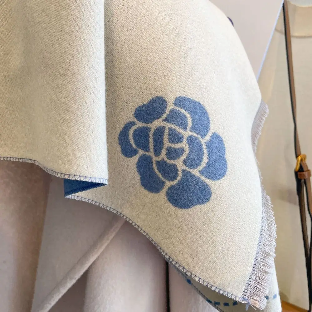 Женская осенне-зимняя теплая шаль с камелией утепленная длинная пашмина