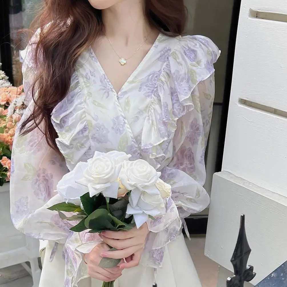 

Женская шифоновая блузка с принтом, оборками и V-образным вырезом