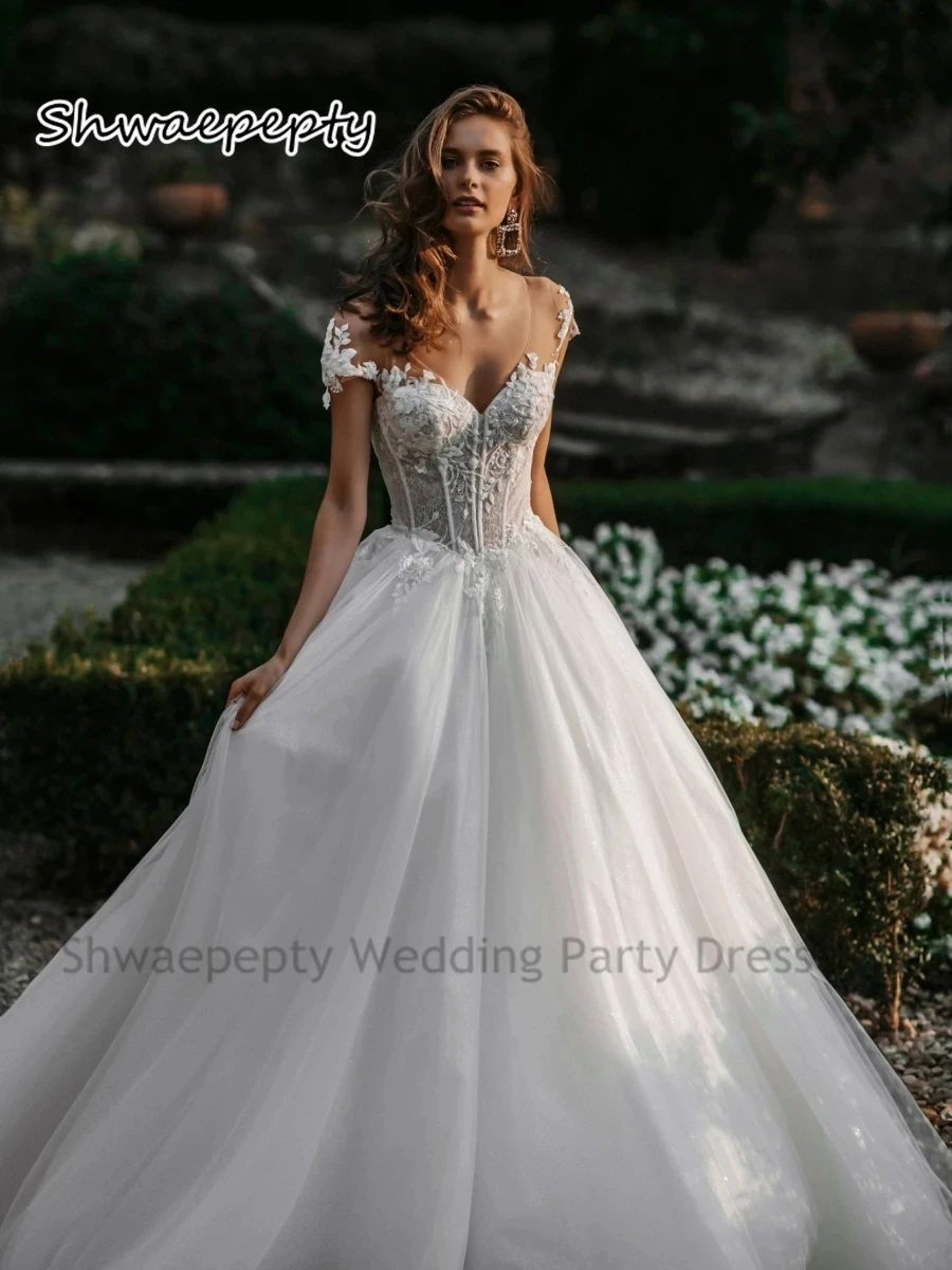 Длинное свадебное платье принцессы трапециевидной формы с коротким рукавом из