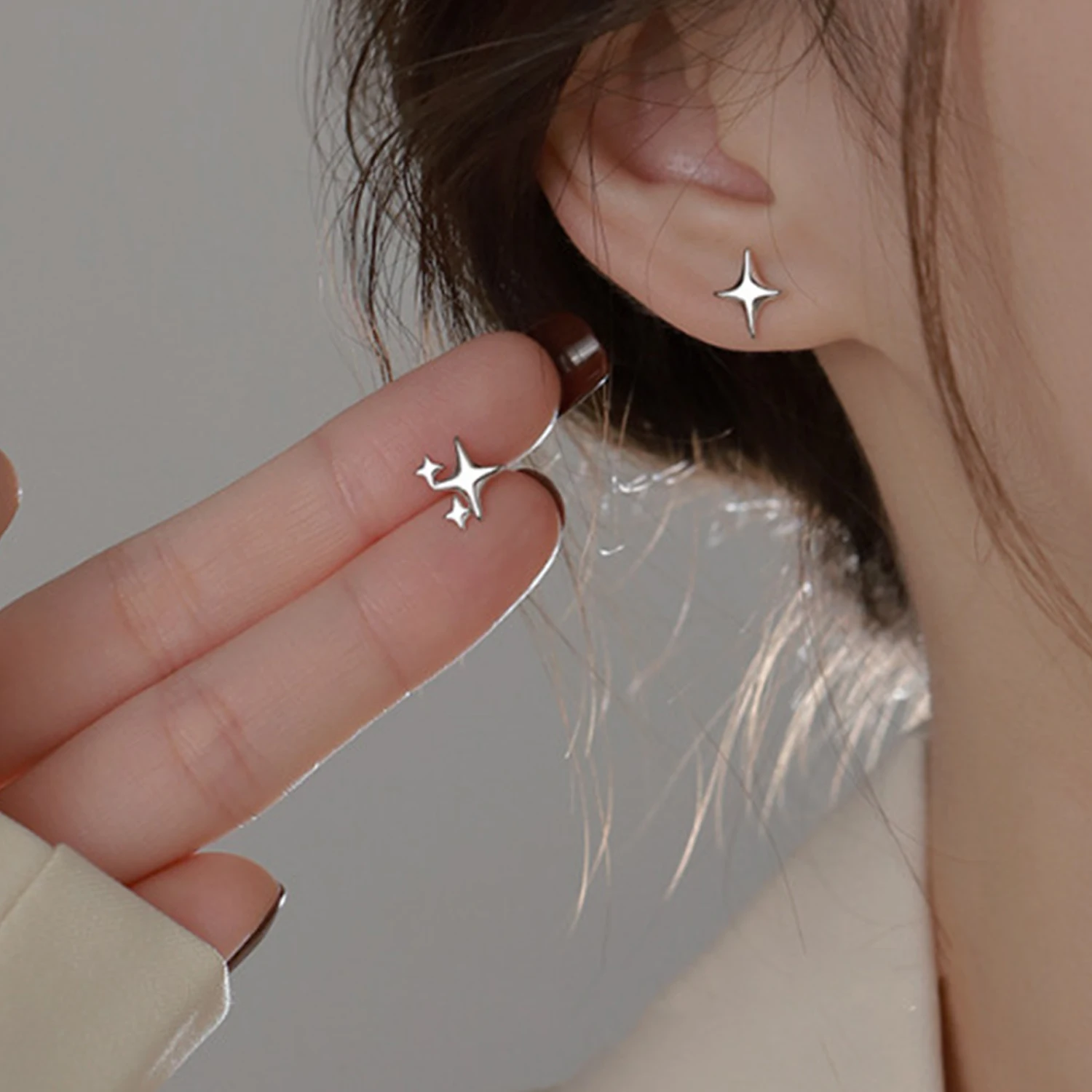 Женские асимметричные серьги-гвоздики серебристого цвета с четырьмя звездами