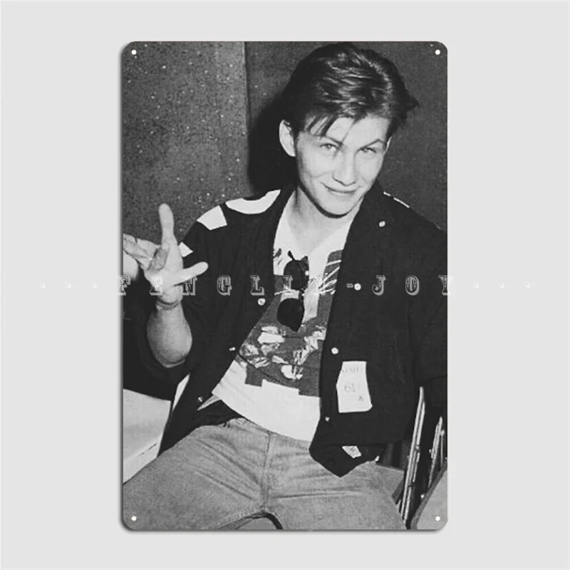 Молодой 80s христианский слайтер металлический знак стена пещера кинотеатр