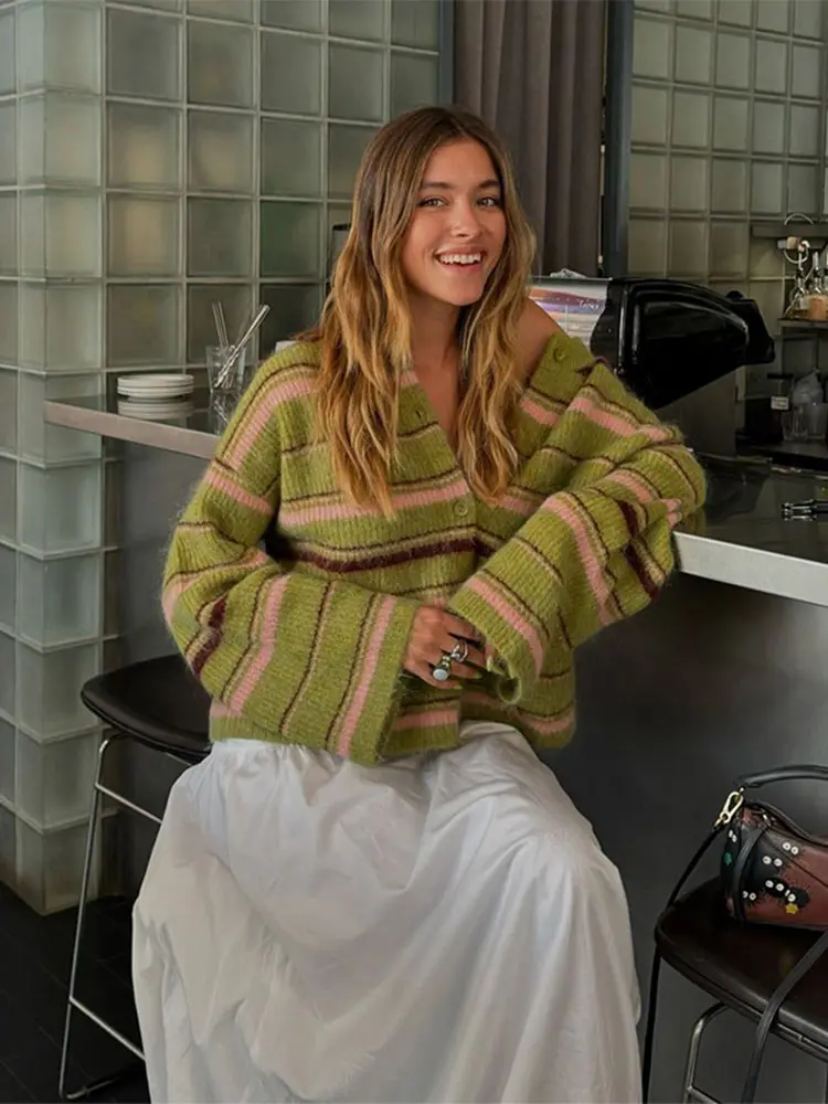 Женский свободный контрастный кардиган с длинными рукавами и v-образным вырезом