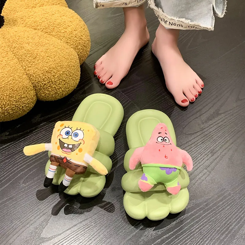 Фото Новые женские милые шлепанцы SpongeBob и Патрик Стар 2026 года, летние, с мягкой подошвой, вирусные уличные тапочки-слипоны с аниме-мультяшным дизайном №2