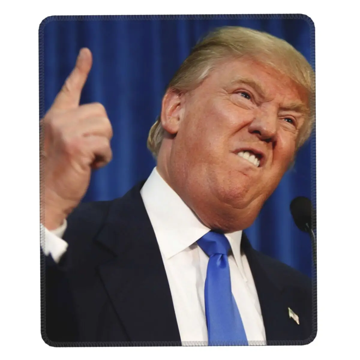 

Удобный игровой коврик для мыши с закругленными краями и резиновой основой