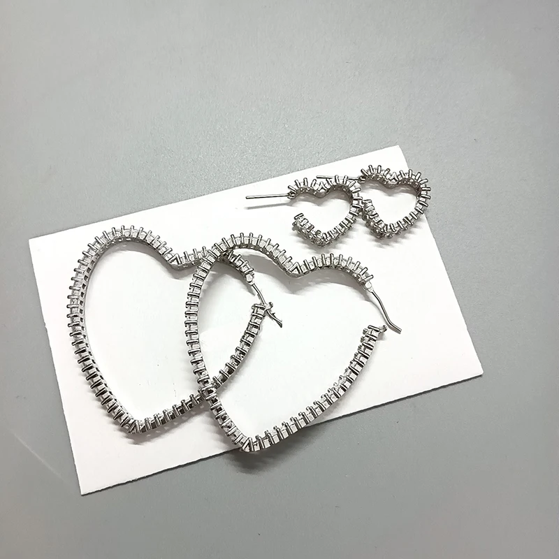 

Элегантные серьги-гвоздики в форме сердца с покрытием из белого золота, идеальный подарок на День святого Валентина для нее