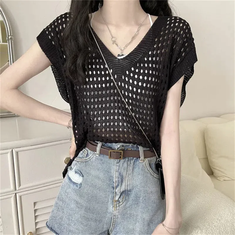 

Black V-neck hollowed out knitted blouse thin summer design feeling of the minority loose thin vest outside the coat white