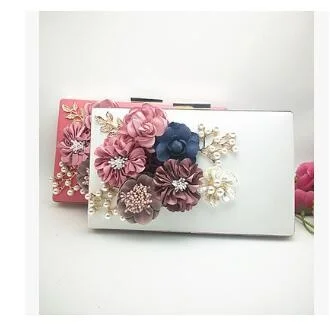 

Женская вечерняя сумка-клатч на цепочке