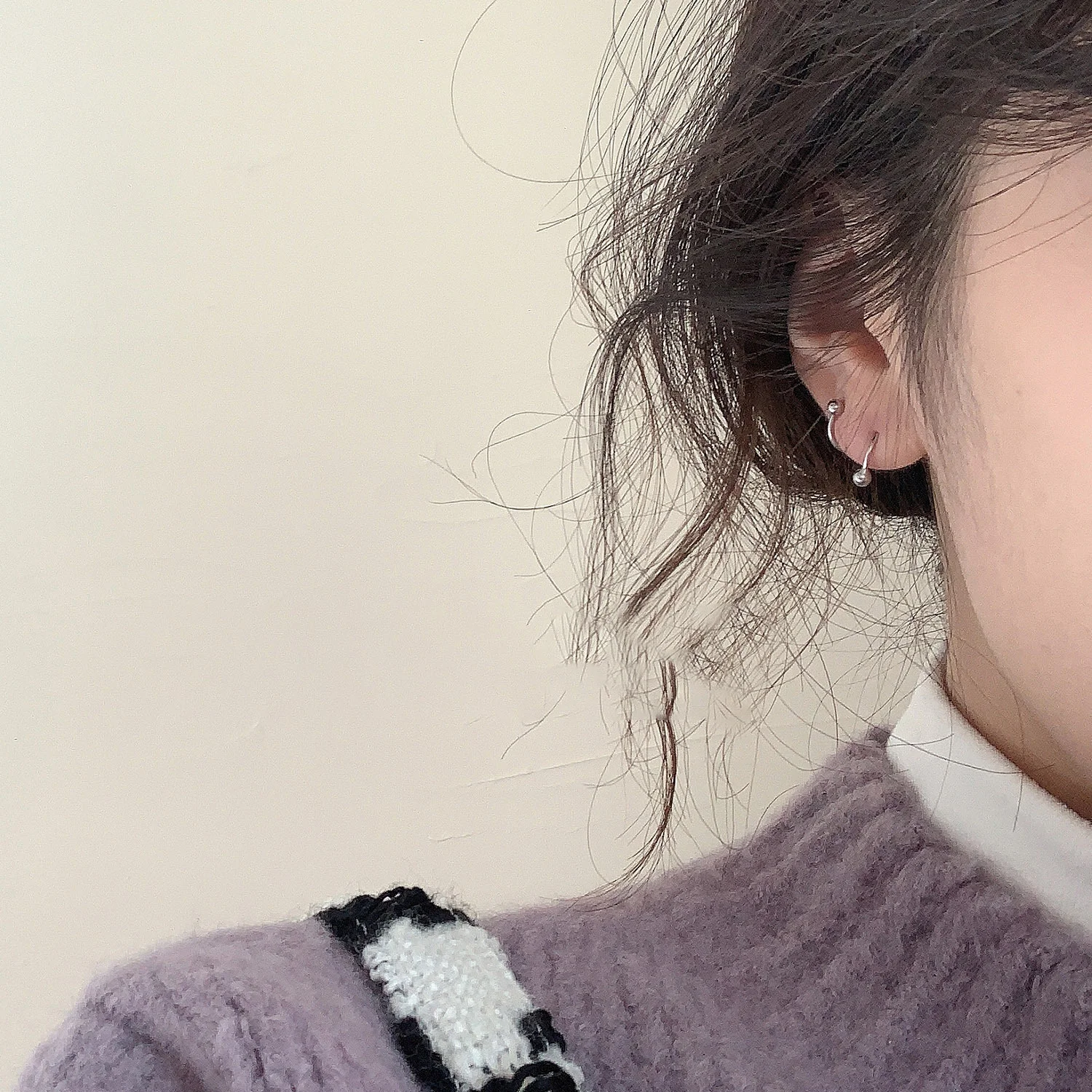 

Design Small Sense 925 Sterling Silver Earrings for Women's Simple and Ins Cool Wind Mesh Red Rotating Ball 9284