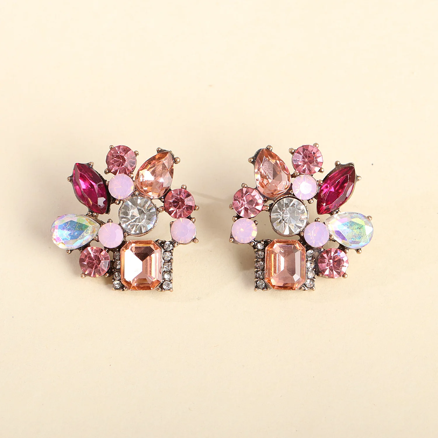 

Exaggerated Geometric Stud Earrings for Women Luxury Jewelry Accessories Vintage Colored Rhinestone Cube Earrings Niche Designs