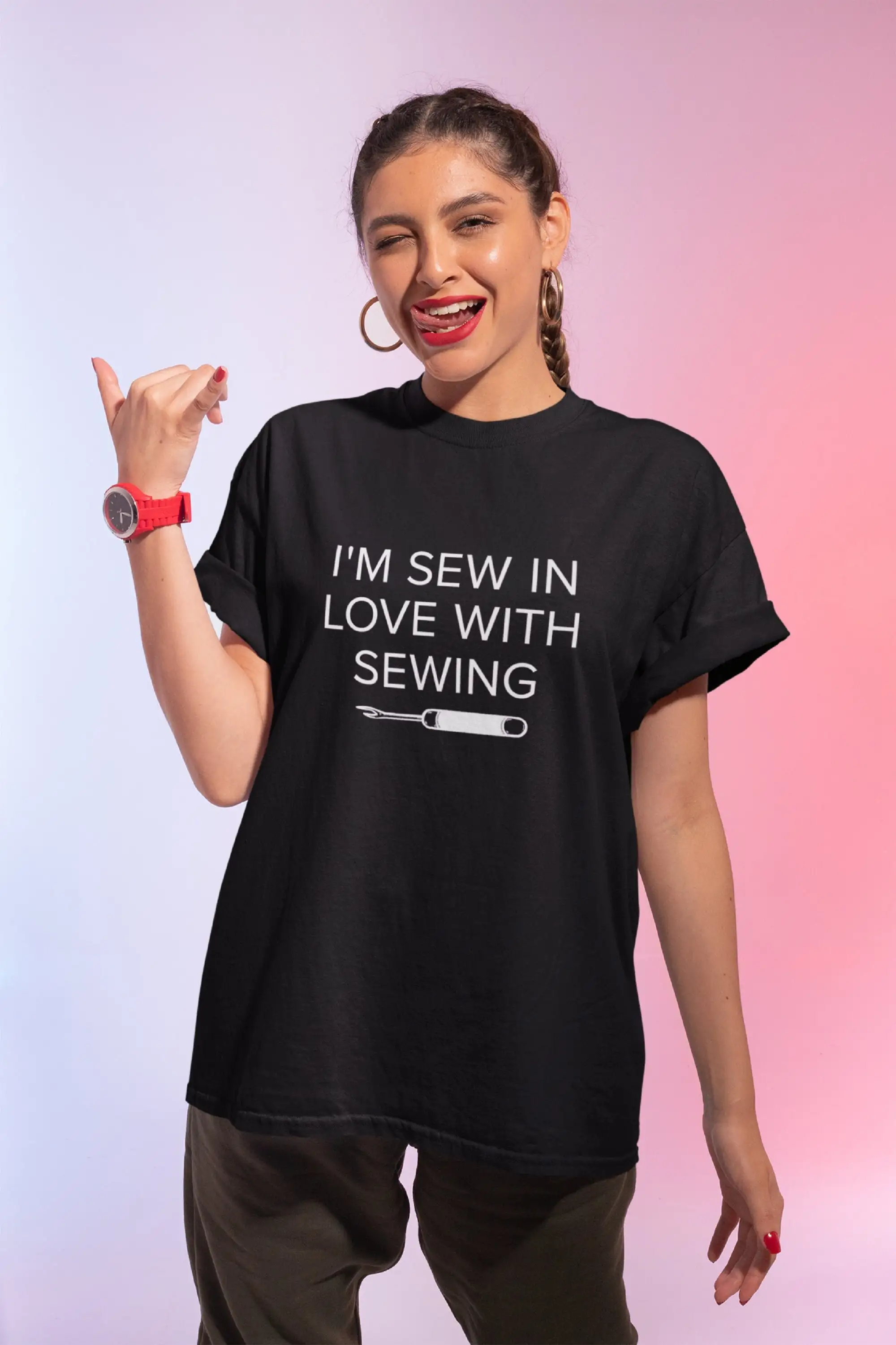 Футболка Я пришить в любовь с шитьем забавная для влюбленных выразирующих