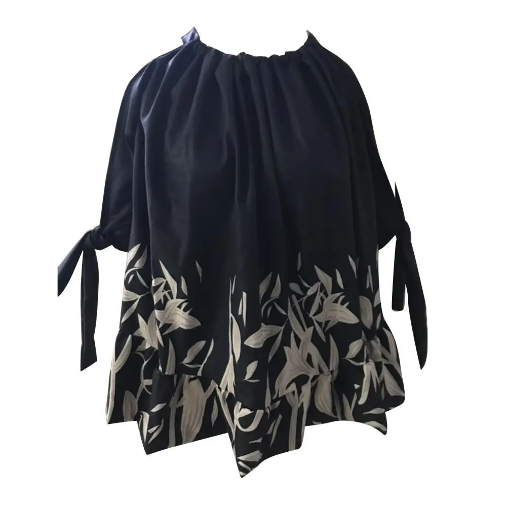 

Женская летняя блузка с большим подолом и принтом в виде листьев