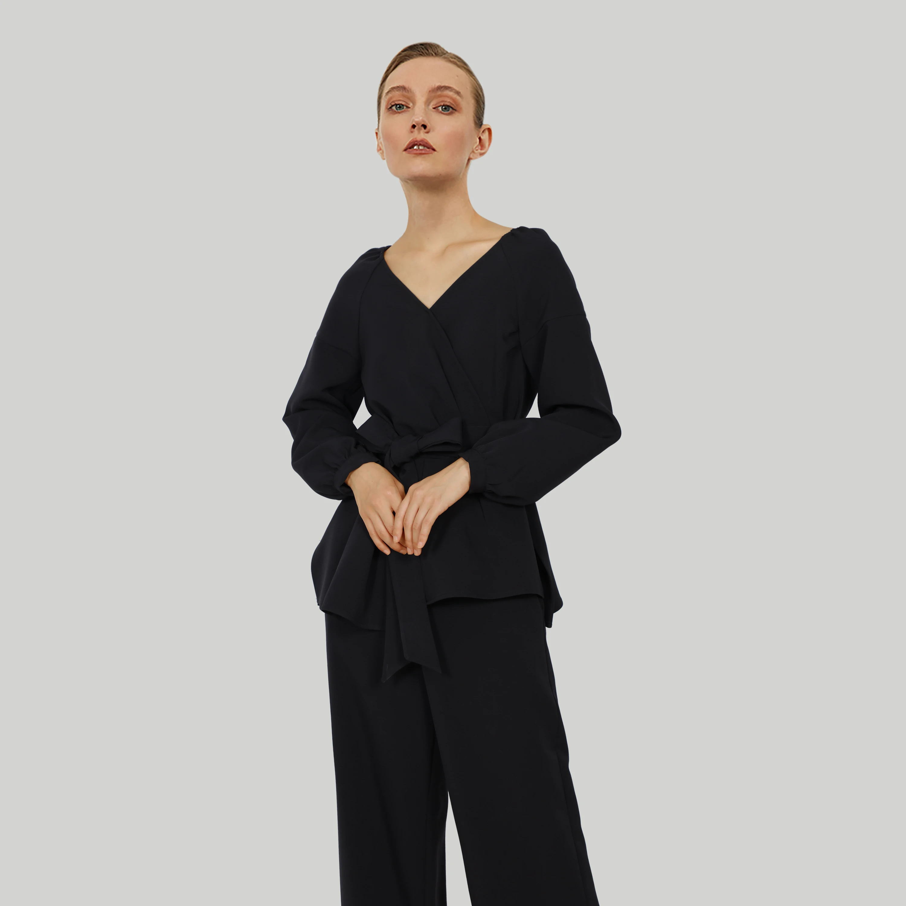 

Женский темпераментный модный костюм с V-образным вырезом, новинка весны 2021, черный топ с длинными рукавами и брюки, комплект из двух предмет...