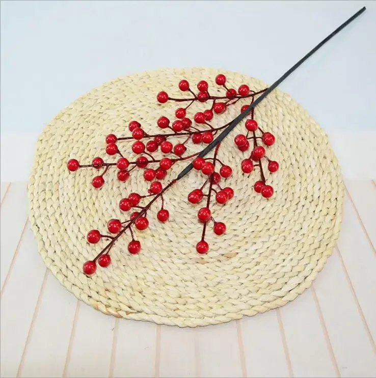 

Искусственный рождественский букет с красными ягодами