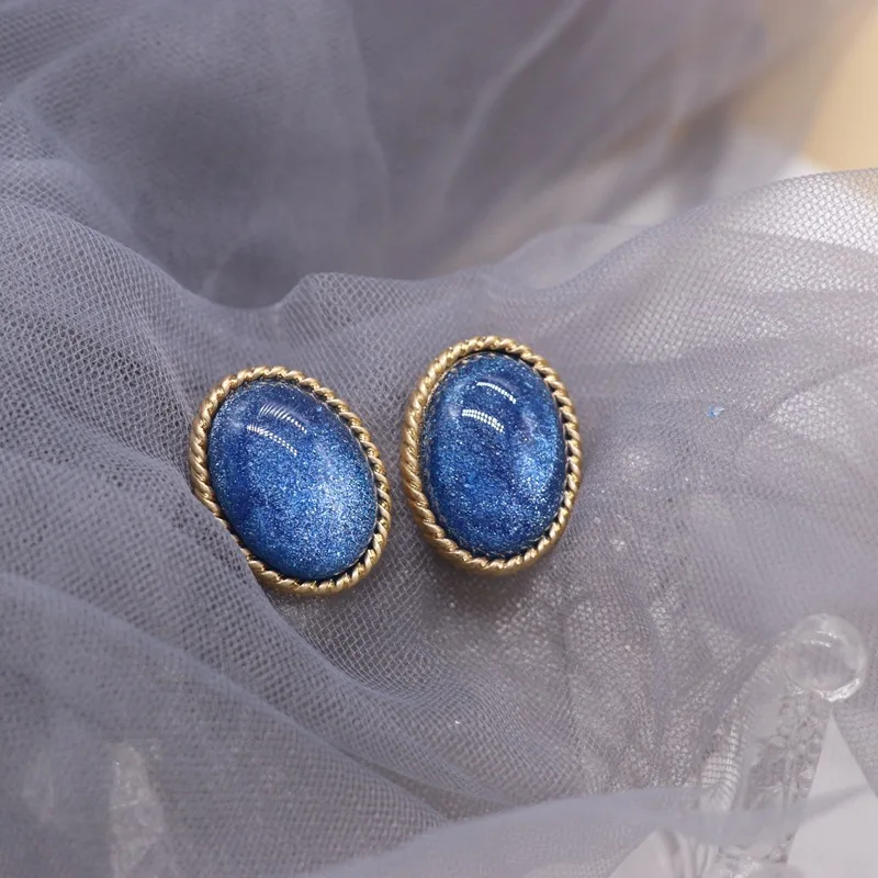 

Vintage oval blue minimalist ear clip