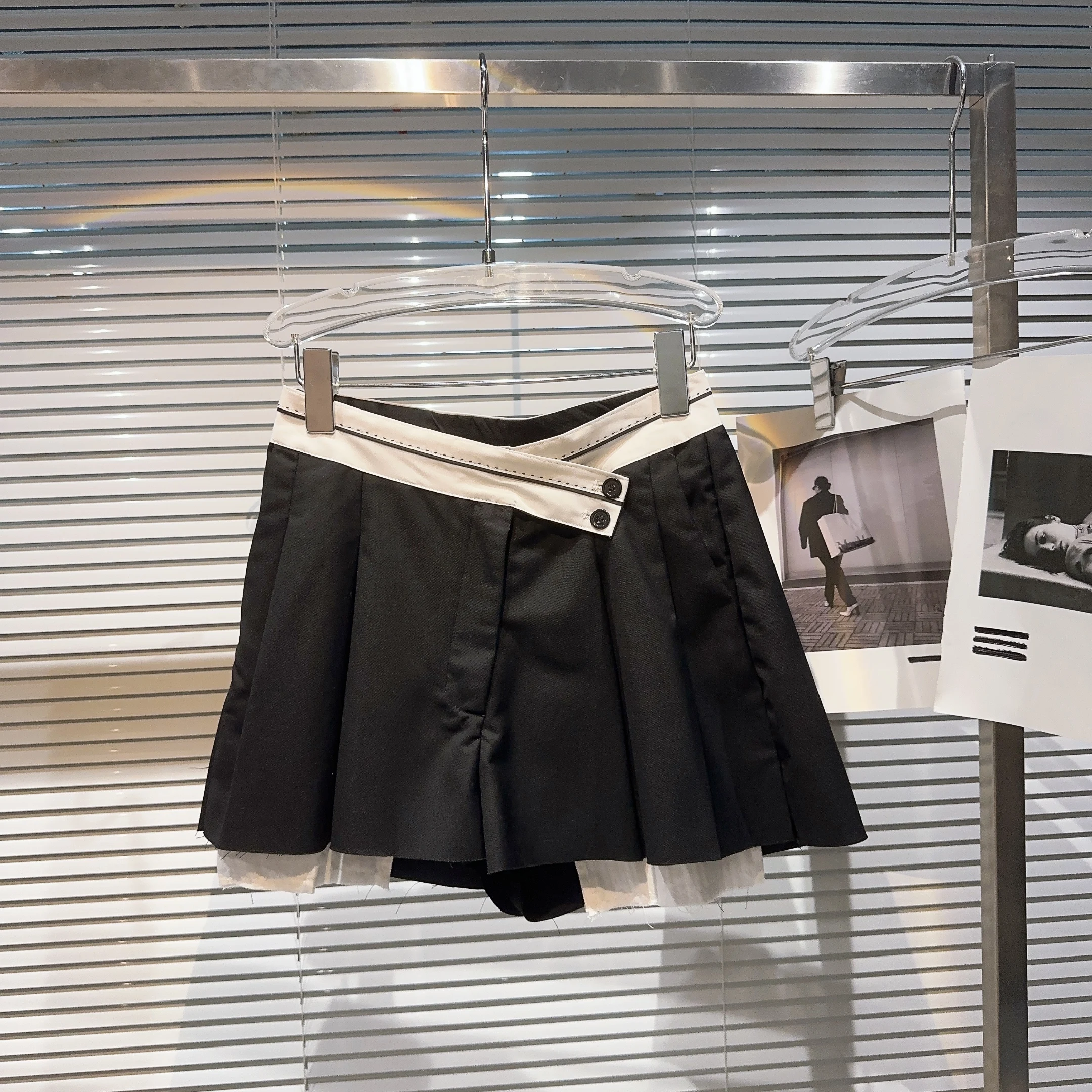 2023 Summer New Black White Contrast Color Irregular Pocket Shorts Culottes Women Fashion All-Match Pleated Skirt Casual Shorts