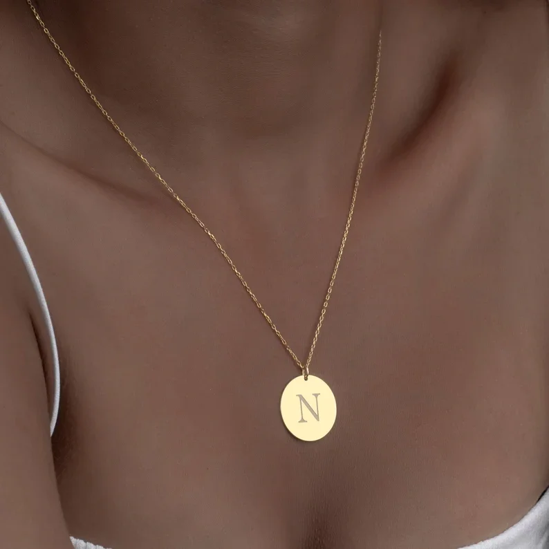 

2023 модное ожерелье с подвеской 26 букв инициала для женщин простая цепочка с золотыми звеньями круглое ожерелье с подвеской диск ювелирное изделие колье