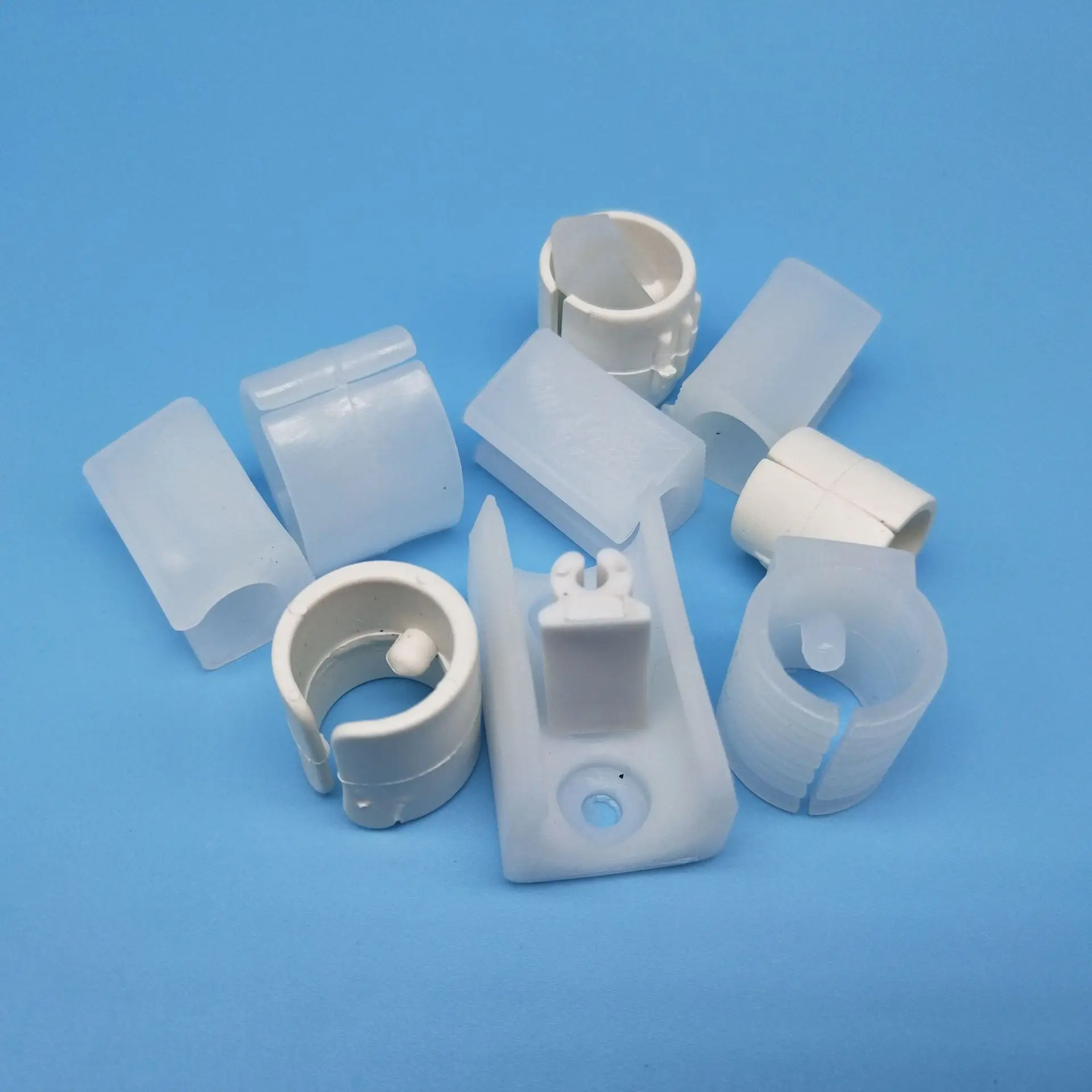 Черные/белые зажимы для ножек стула труб с U-образным наклоном спереди накладки