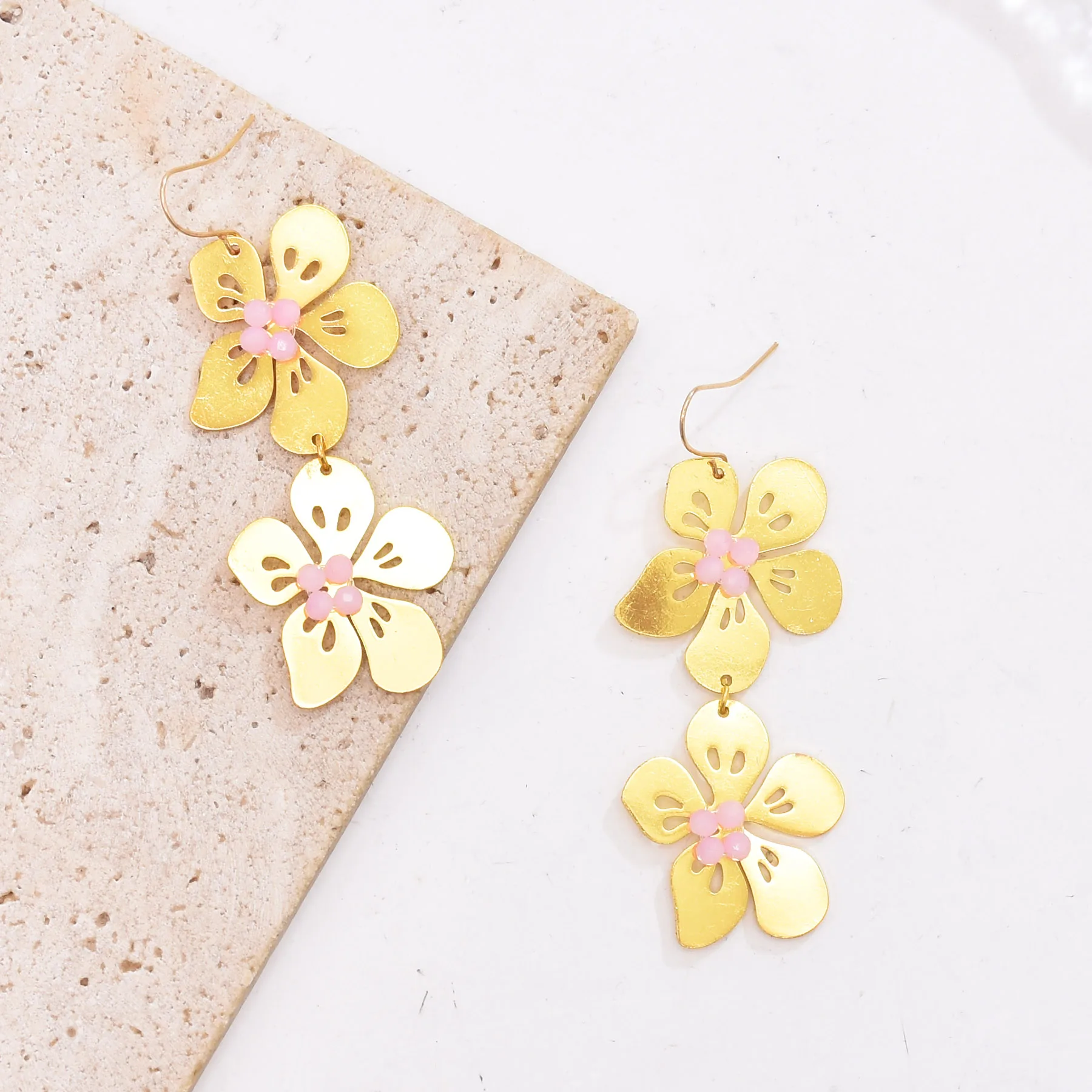 Серьги-гвоздики большого размера с цветами и