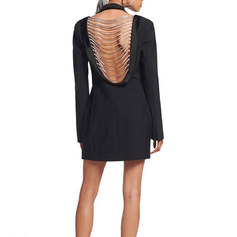 Рисунок 2 - Пикантный женский костюм с открытой спиной