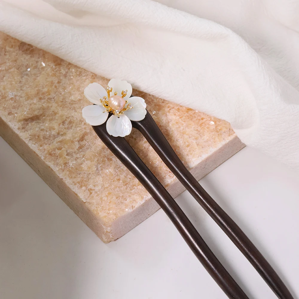 Заколка для волос в виде ракушки с цветком сандалового дерева и жемчугом