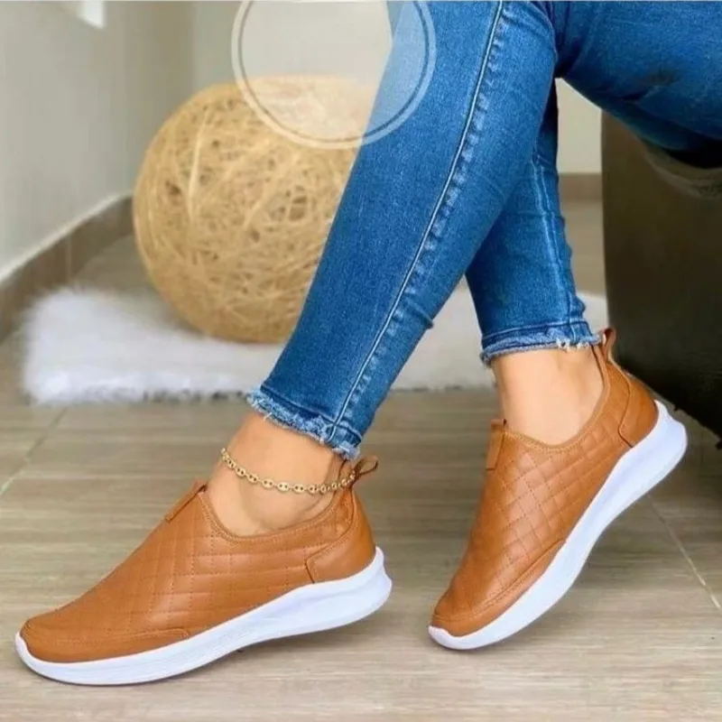 Кроссовки женские на плоской подошве с круглым носком и блестками