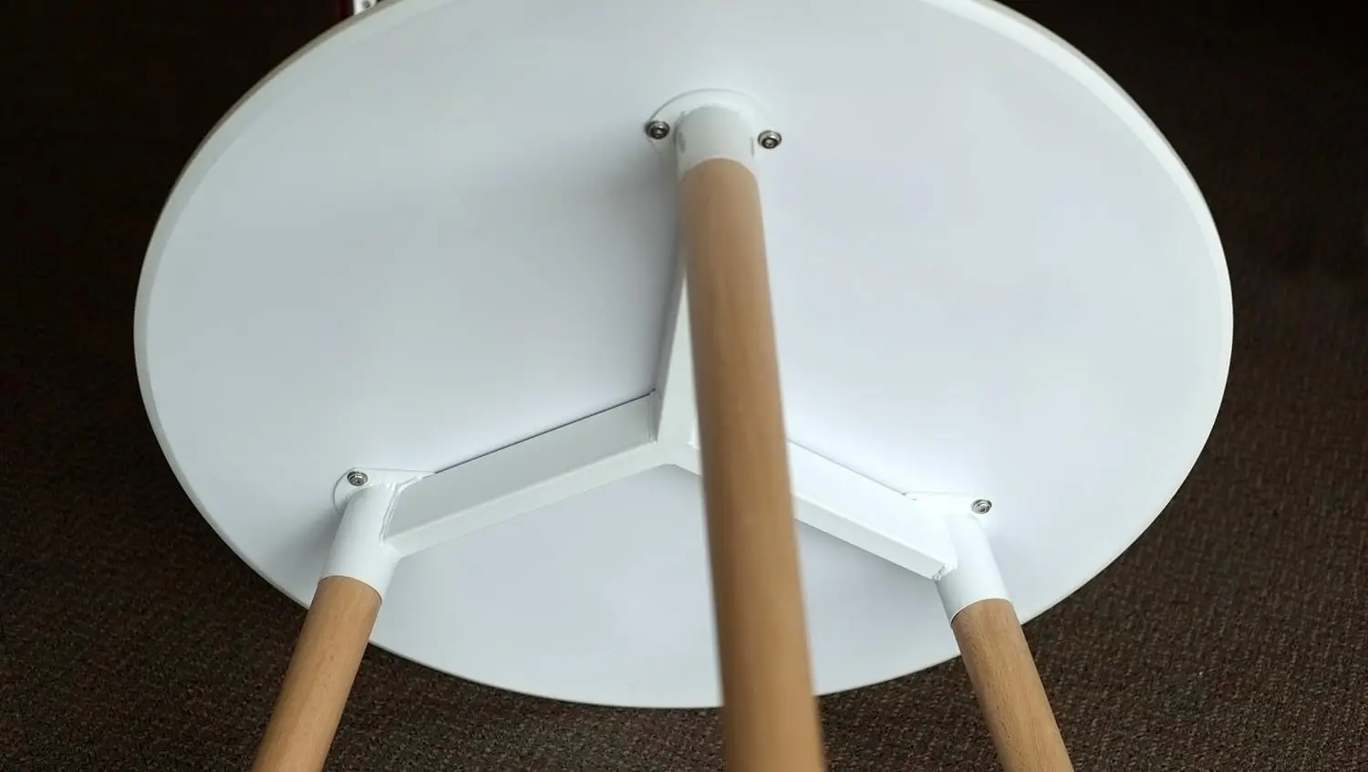 Круглый обеденный стол Formwell боковой в современном стиле с натуральными