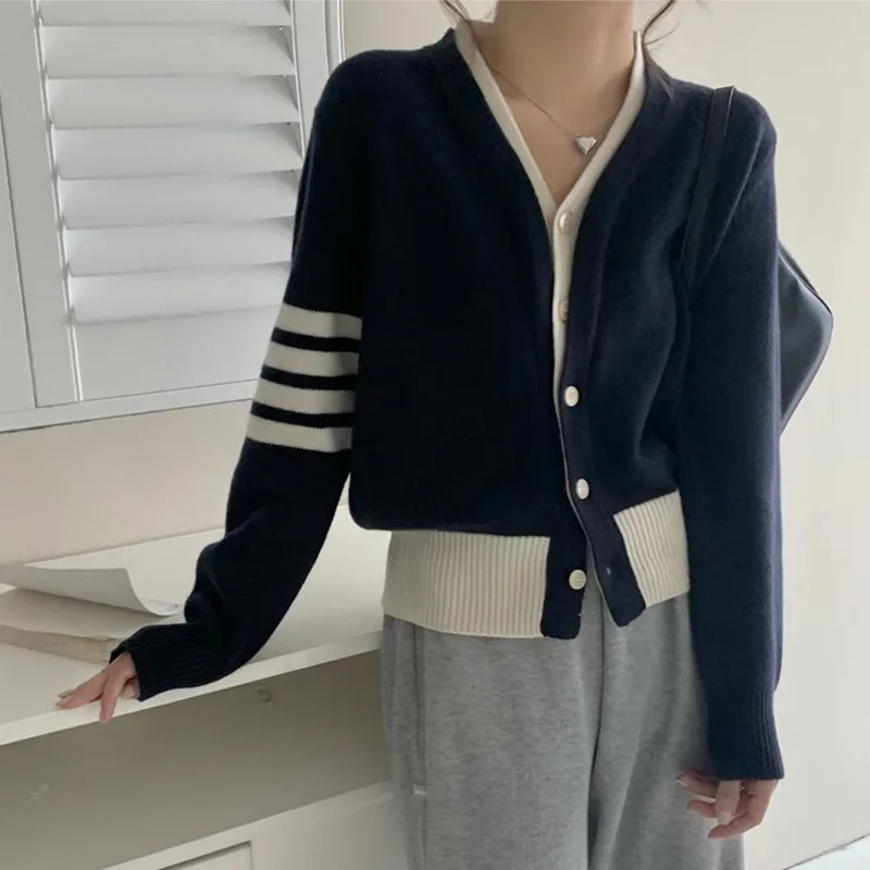 

Fake Two-piece V-neck Knitted Cardigan 2022 Early Autumn Loose Fashion Contrast Color Ladies Sweater Top Coat Women