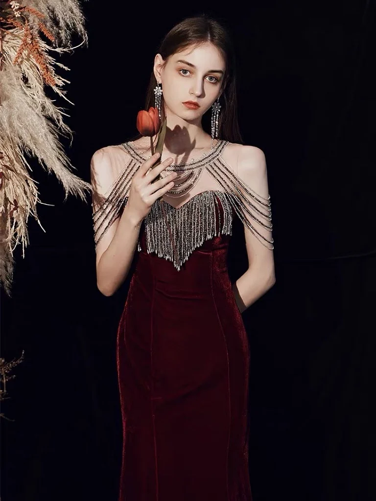 

Elegant Burgundy Celebrity Dresses Beading With Tassel Mermaid Velvet Sleeveless Backless Formal Wedding Party Evening Gown 2023