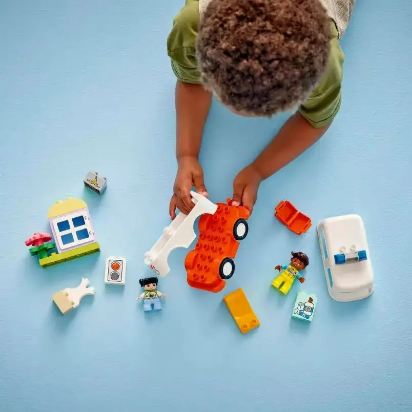 Фото LEGO ®   DUPLO ®   Скорая помощь и водитель (10447) Игрушка для детей дошкольного возраста от 2 лет, 19 шт. №4