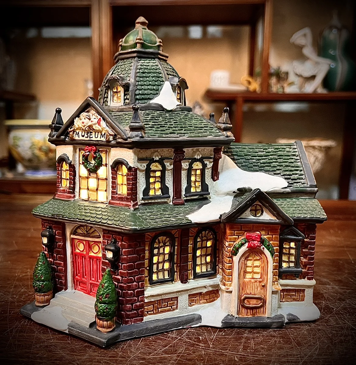 

Porcelain Model of Museum Owell Creative Ceramic Building with Warm LED Lamp Modern Home Furnishing Living Room Ornaments Gift